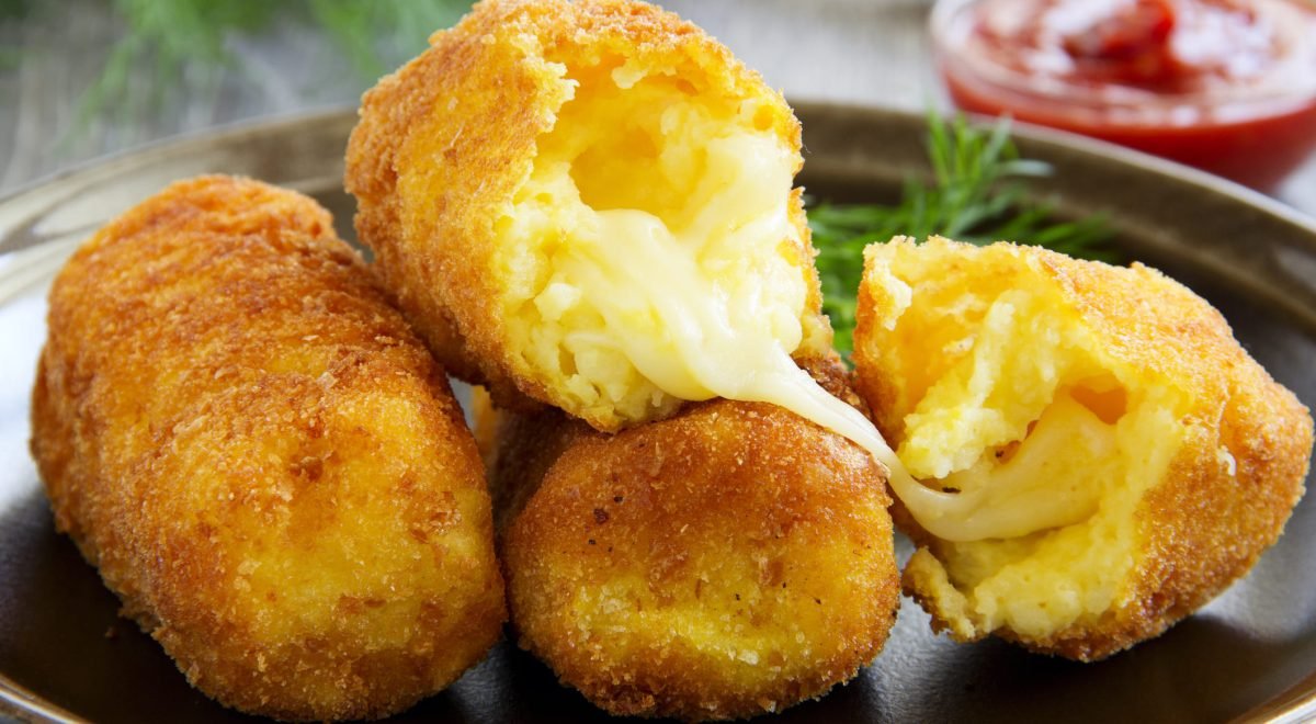 Bolinho de batata - iStock - Imagem iliustra bolinho de batata em prato preto