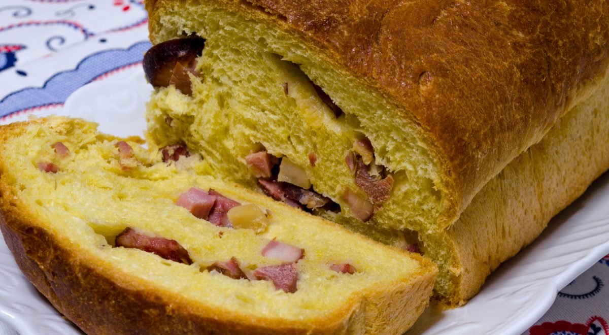 Pão de cebola - iStock - Imagem ilustra pão de cebola cortado