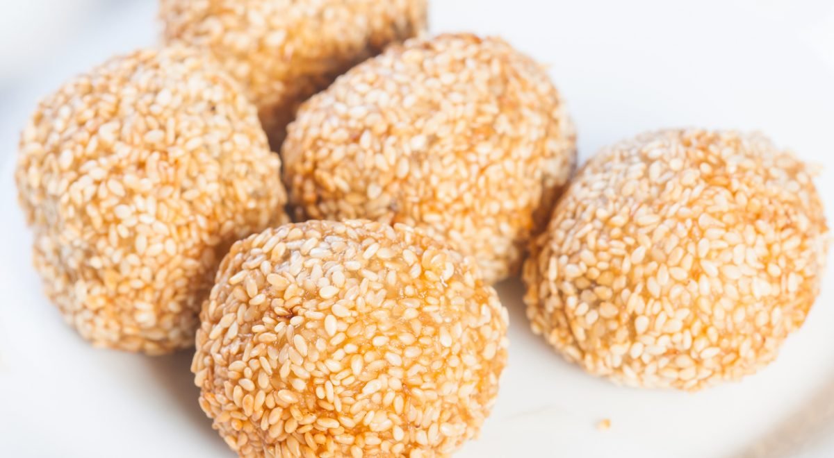 Bolinha de linhaça - iStock - Imagem ilustra bolinhas de linhaça em prato branco