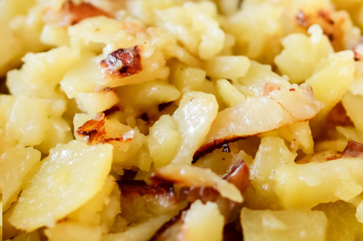 Refeição simples, rápida e fácil com ovo, batata e salsicha - fica uma delícia