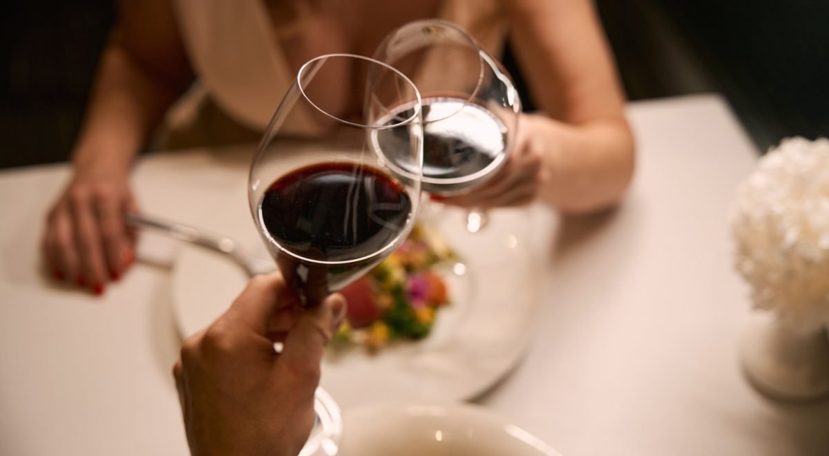 IStock - Brinde em jantar romântico no Dia dos Namorados