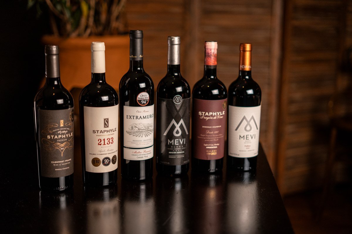 Imagem de vinhos presentes na carta do Pobre Juan
