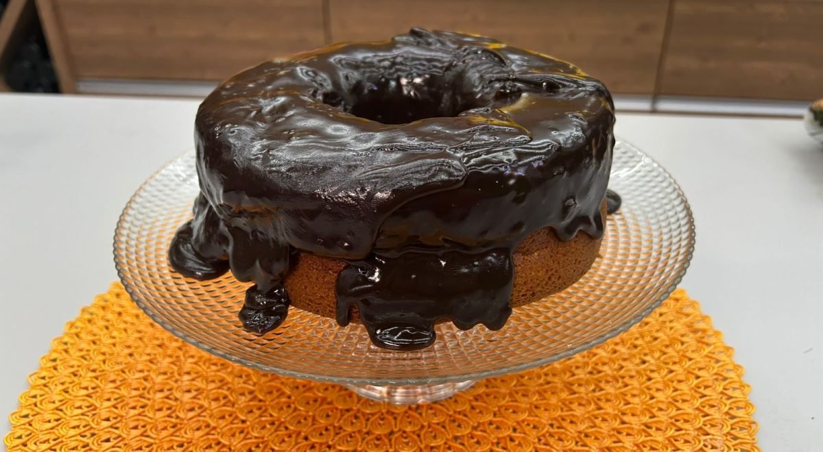 Flavia Marques/JC - Imagem de Bolo de Cenoura fofinho com cobertura de chocolate cremoso