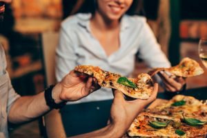 Dia Mundial da Pizza: conheça a origem, números do setor e pizzarias temáticas para curtir nas férias de julho