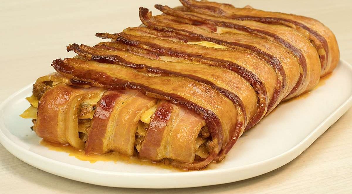 Divulgação/Fortaleza - Imagem de lasanha de bolonhesa envolvida no bacon