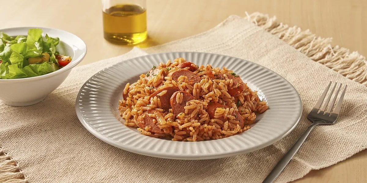 Divulgação/Sadia - Imagem de salsicha refogada com arroz e salada de alface