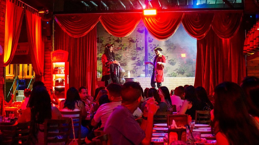 Imagem do salão do restaurante Capitão Gancho