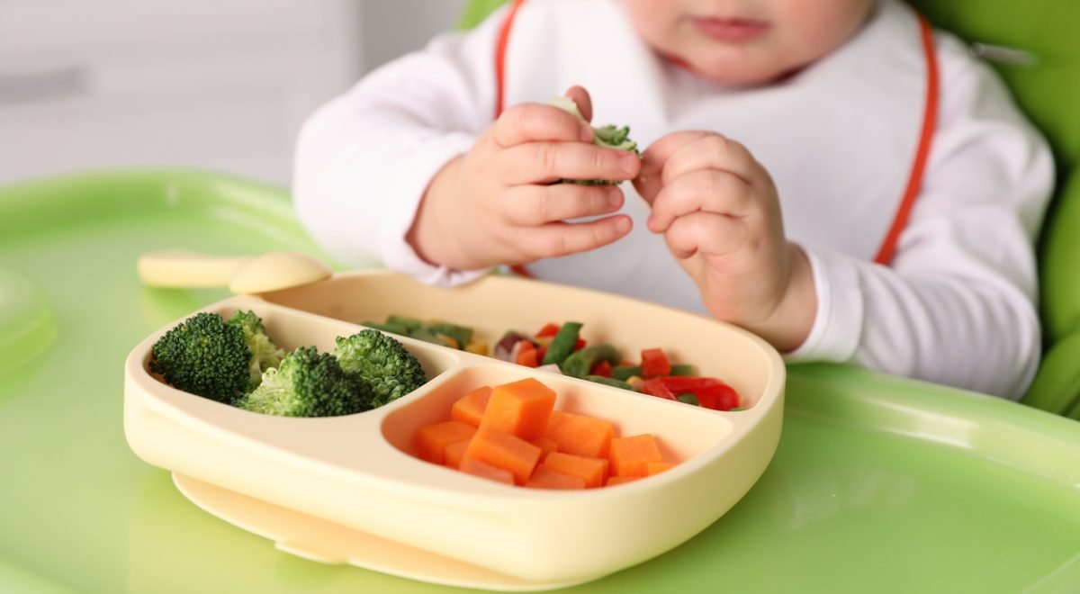 IStock/Liudmila Chernetska - Imagem ilustrativa de bebê se alimentando