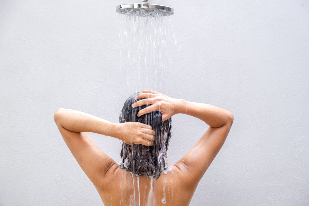 É seguro tomar banho depois de comer? Especialistas explicam o que evitar