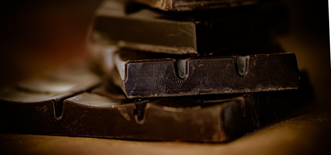 “Sabor chocolate” não é chocolate de verdade: entenda a diferença e o que isso muda na sua saúde