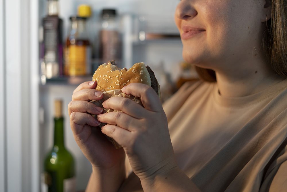 É fome ou ansiedade? Como identificar a alimentação emocional compulsiva; especialistas explicam