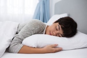 Alimentos que ajudam a dormir melhor: nutricionista revela o que incluir na dieta para um sono perfeito