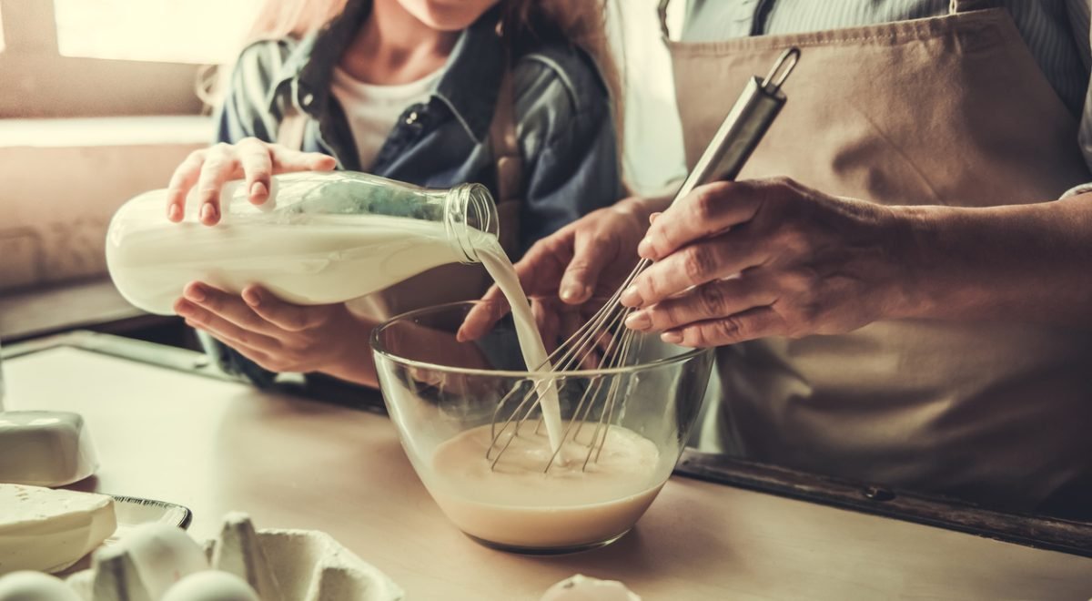 IStock - Imagem da avó cozinhando com a neta