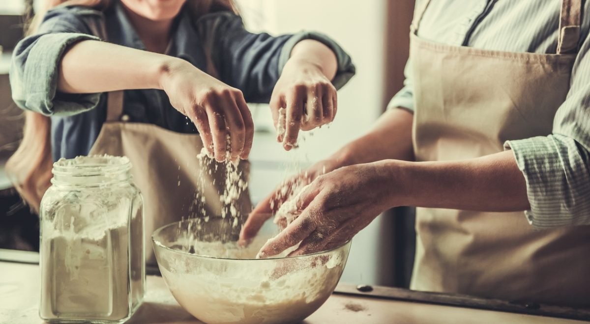 IStock/vadimguzhva - Imagem de criança cozinhando com a vó