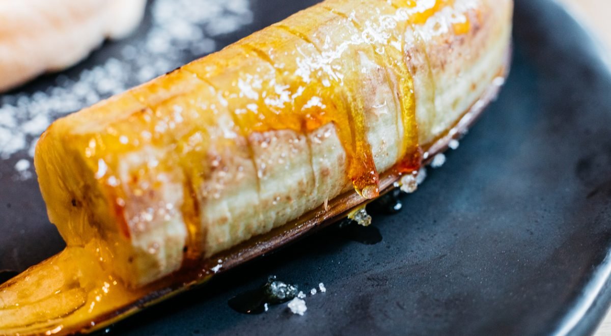 Banana caramelada - iStock - Imagem ilustra banana com cobertura de caramelo de perto