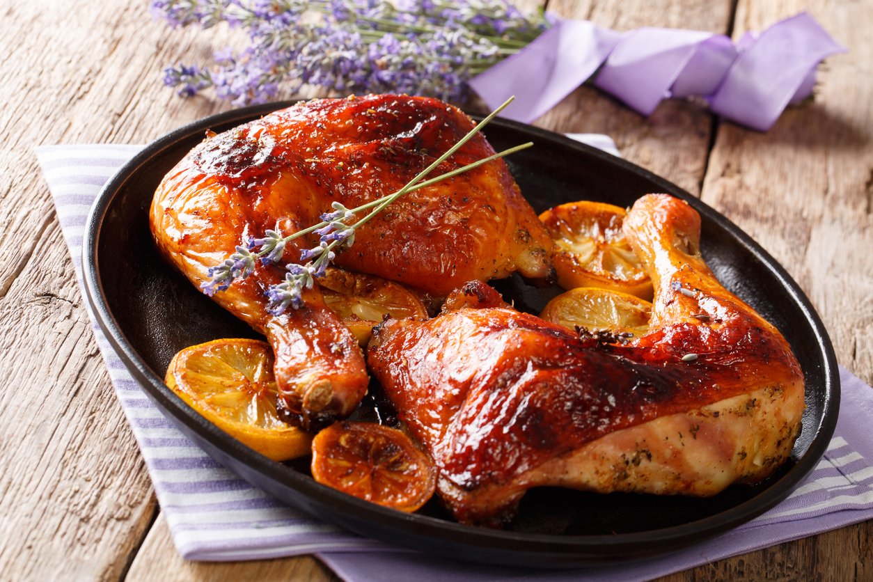 Frango crocante e suculento na airfryer! Aprenda essa receita de coxa e sobrecoxa