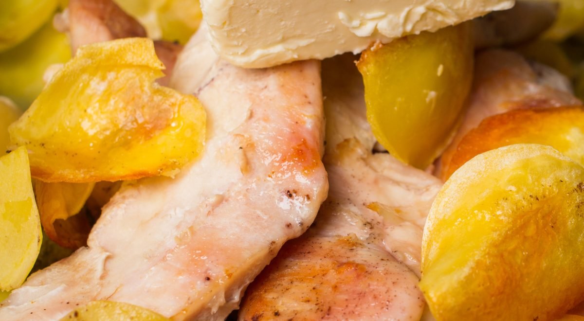 Frango com batata - iStock - Imagem ilustra frango com batatas de perto