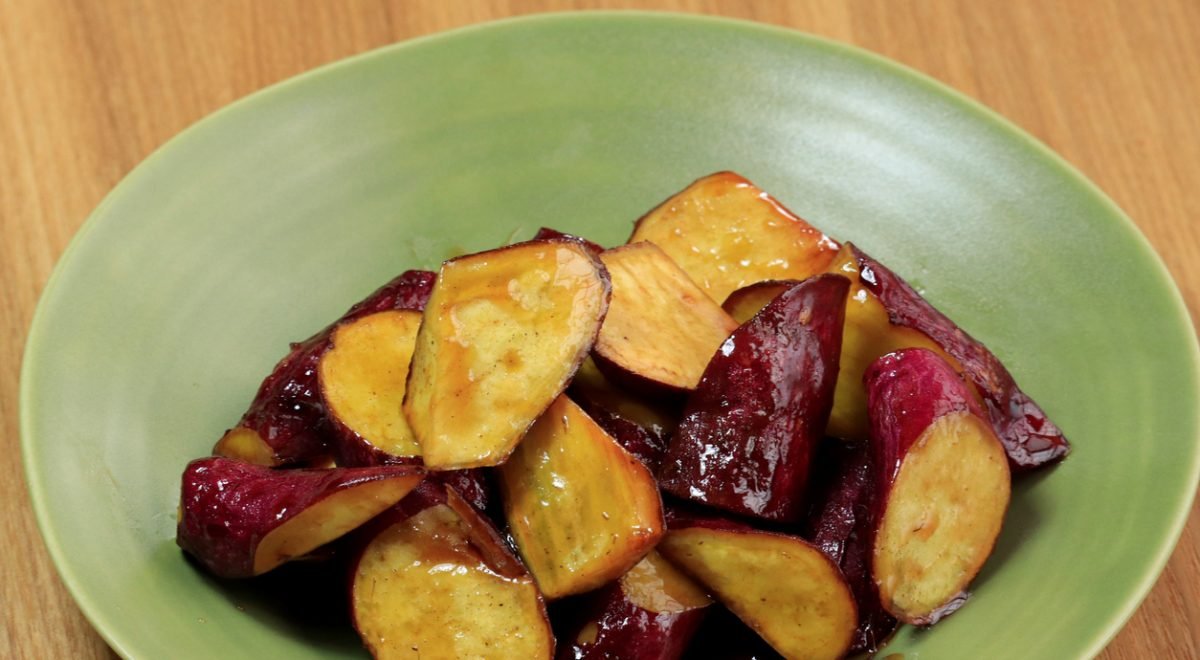 Batata doce caramelizada - iStock - Imagem ilustra batatas em prato