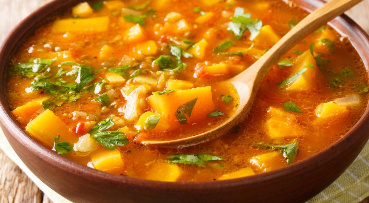 Caldo de batata - iStock - Imagem ilustra caldo de batatas em tigela