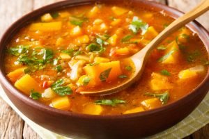 Caldo de batata cremoso e fácil com poucos ingredientes: receita simples e deliciosa