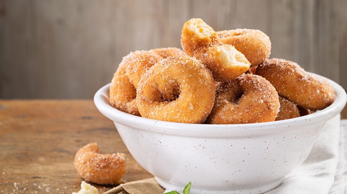 Rosquinha de banana - iStock - Imagem ilustra rosquinhas de banana em tigela branca