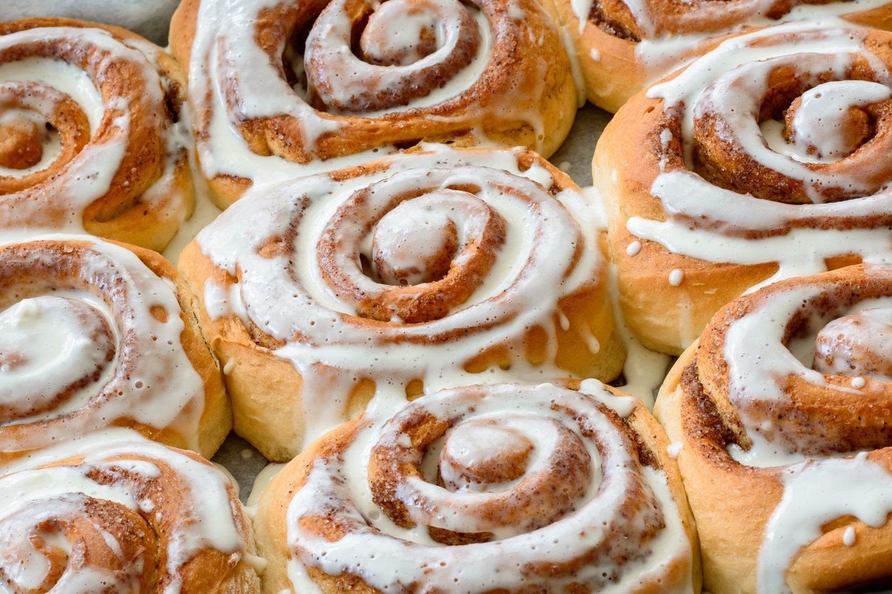 Rolinhos fofinhos de canela de 2 ingredientes: receita fácil e deliciosa para o café