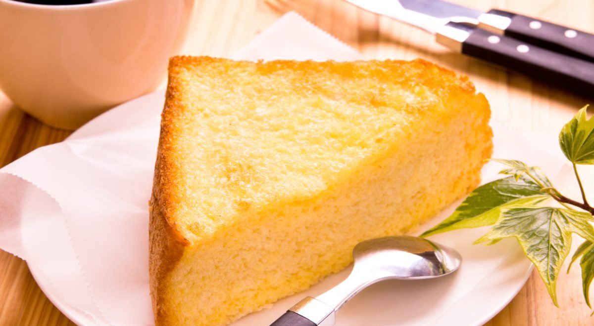 Bolo de leite condensado - iStock - Imagem ilustra fatia de bolo de leite condensado de perto