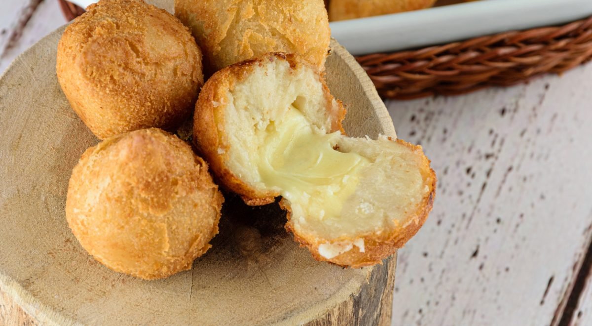 Bolinho de frango com requeijão - iStock - Imagem ilustra bolinhos em prato branco