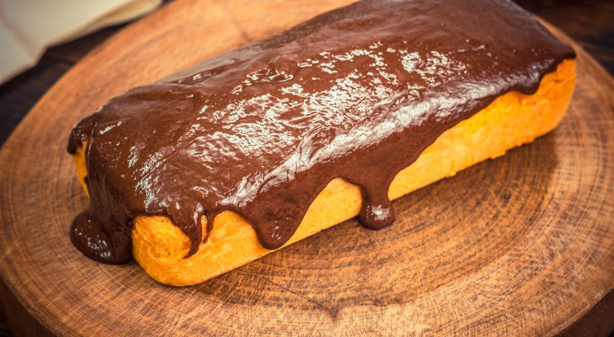 Bolo de cenoura - iStock - Imagem ilustra bolo de cenoura coberto por chocolate