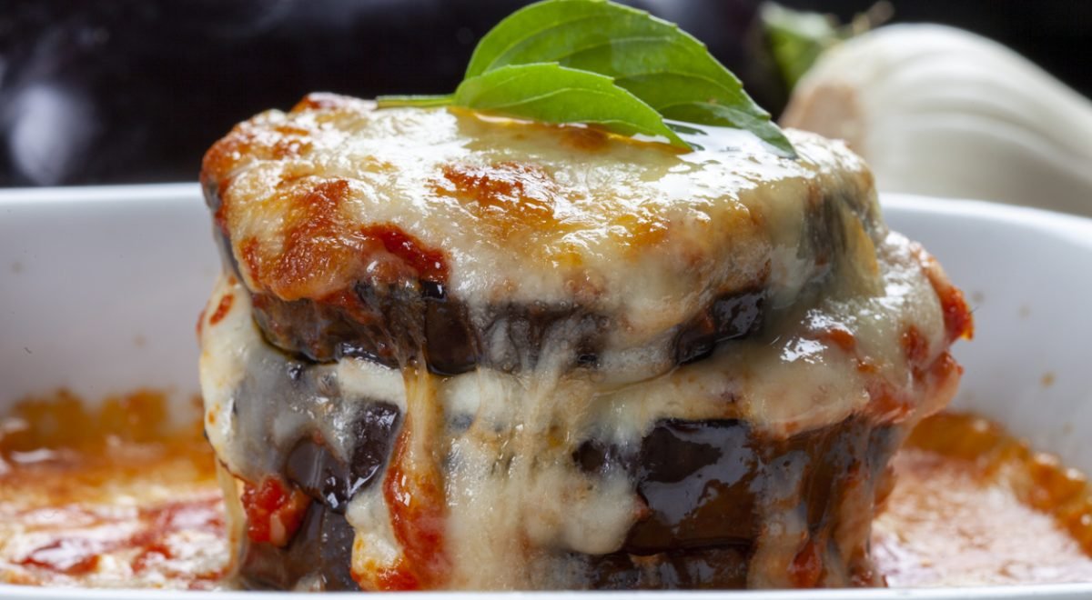 Beringela à parmegiana - iStock - Imagem ilustra berinjela à parmegiana