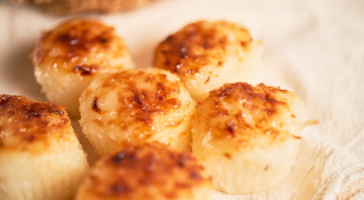 Bolinho de banana e coco - iStock - Imagem ilustra bolinho de perto