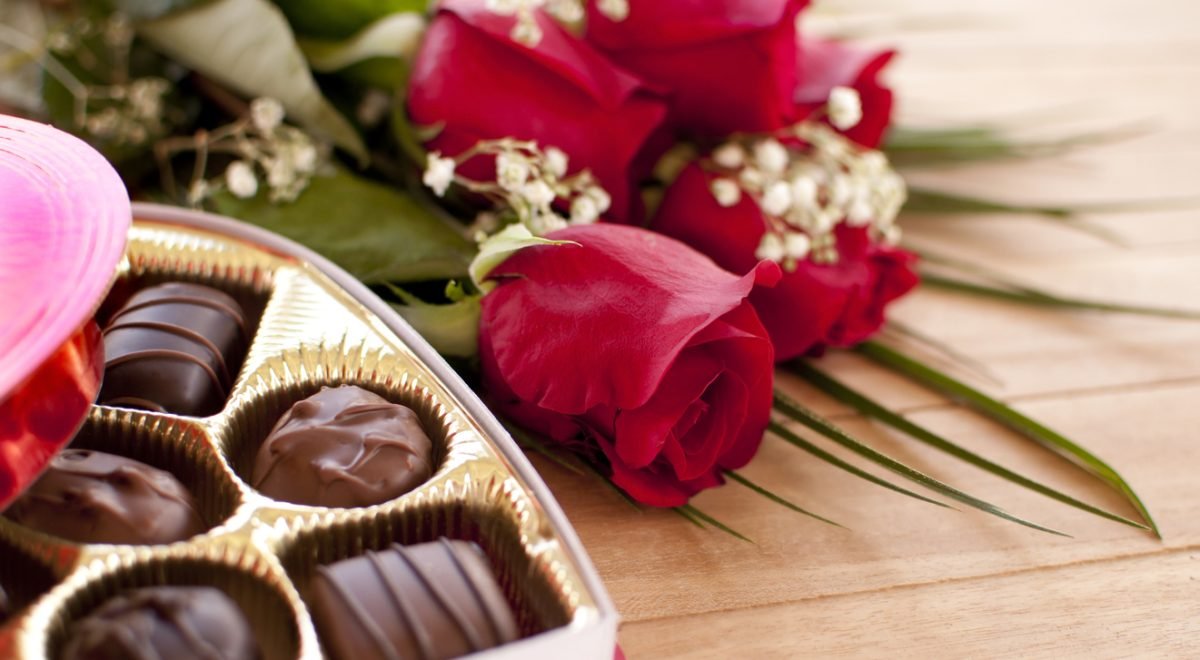 Doces - iStock - Imagem ilustra doce em caixa com rosa vermelha - iStock