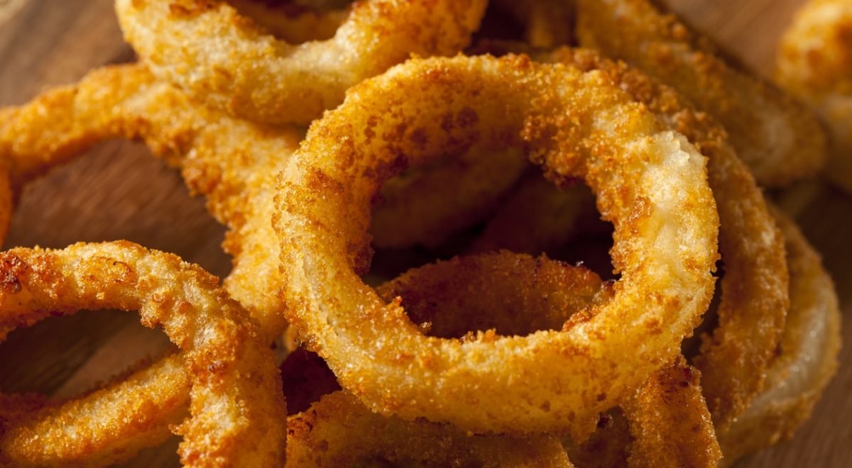 Onion Ring - iStock - Imagem ilustra anéis de cebola