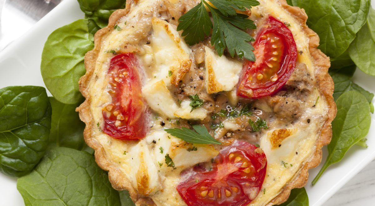 Torta de atum - iStock - Imagem ilustra tortinha de atum com tomate
