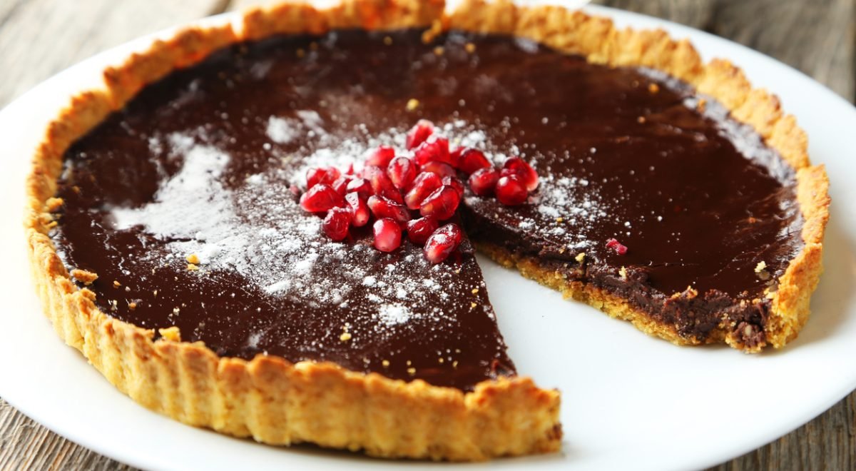 Torta de chocolate - iStock - Imagem ilustra torta de chocolate fatiada