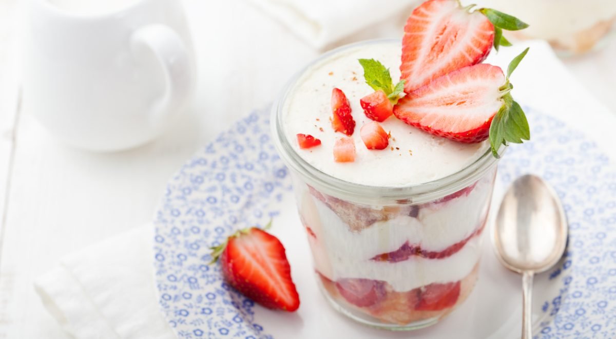Creme de leite ninho com morangos - iStock - Imagem ilustra creme de leite ninho em copo