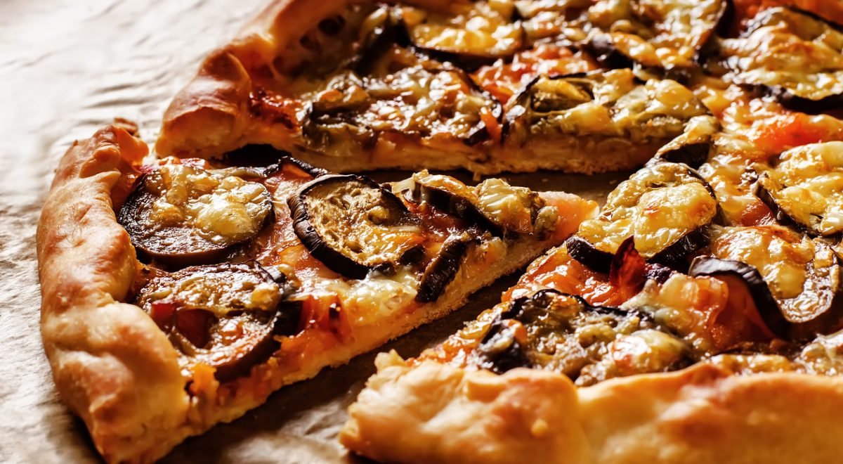 Pizza de berinjela - iStock - Imagem ilustra pizza de berinjela fatiada