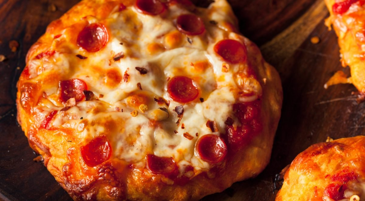 Mini pizza caseira - iStock - Imagem ilustra mini pizzas