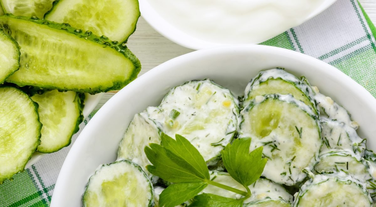 Salada de pepino - iStock - Imagem ilustra salada de pepino em tigela branca