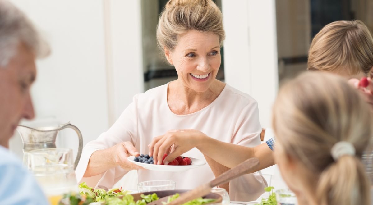 Almoço de Dia dos Avós - iStock - Imagem ilustra foto de dia dos avós