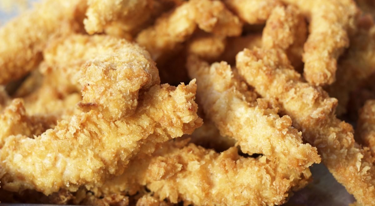 Tirinha de frango - iStock - Imagem ilustra tirinhas de frango empanado