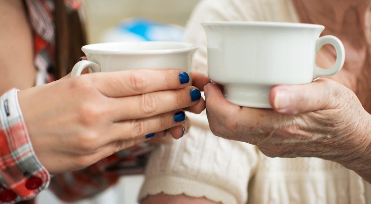 IStock - Imagem de neta tomando chá com a avó