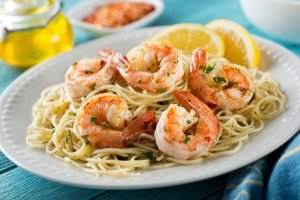Para fazer hoje no almoço! Espaguete ao limone com camarão: receita chique e fácil