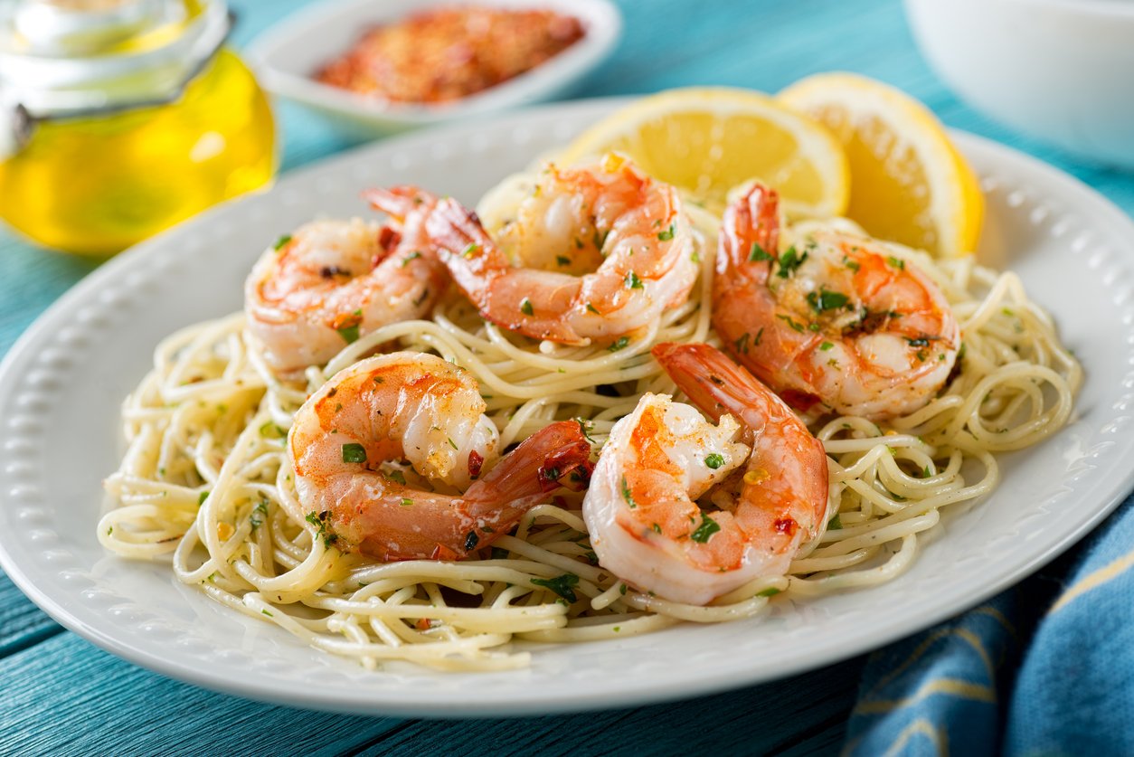 Para fazer hoje no almoço! Espaguete ao limone com camarão: receita chique e fácil