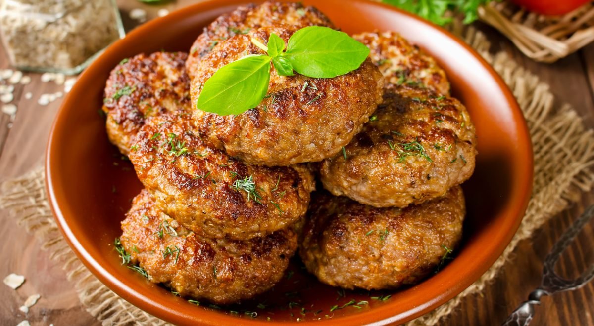 Bolinho de aveia e frango - iStock - Imagem ilustra bolinho de aveia