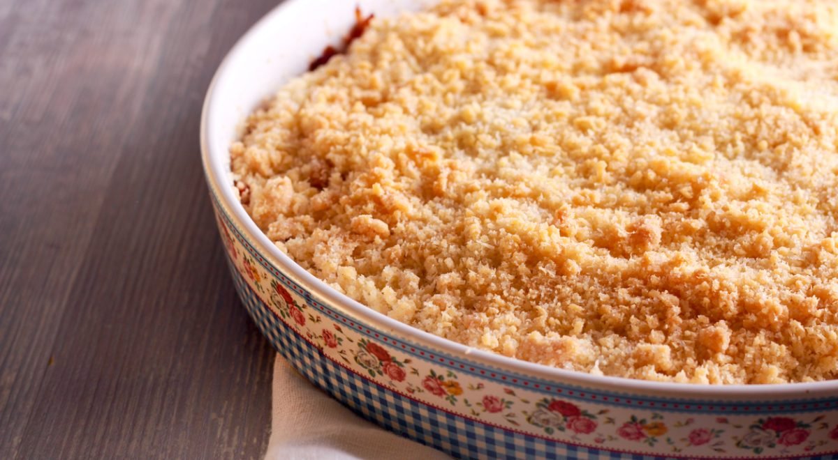 Torta de aveia com geleia - iStock - Imagem ilustra torta de aveia e geleia em travessa