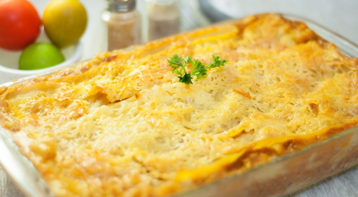 Travessa de batata e salsicha - iStock - Imagem ilustra travessa de batata e salsicha
