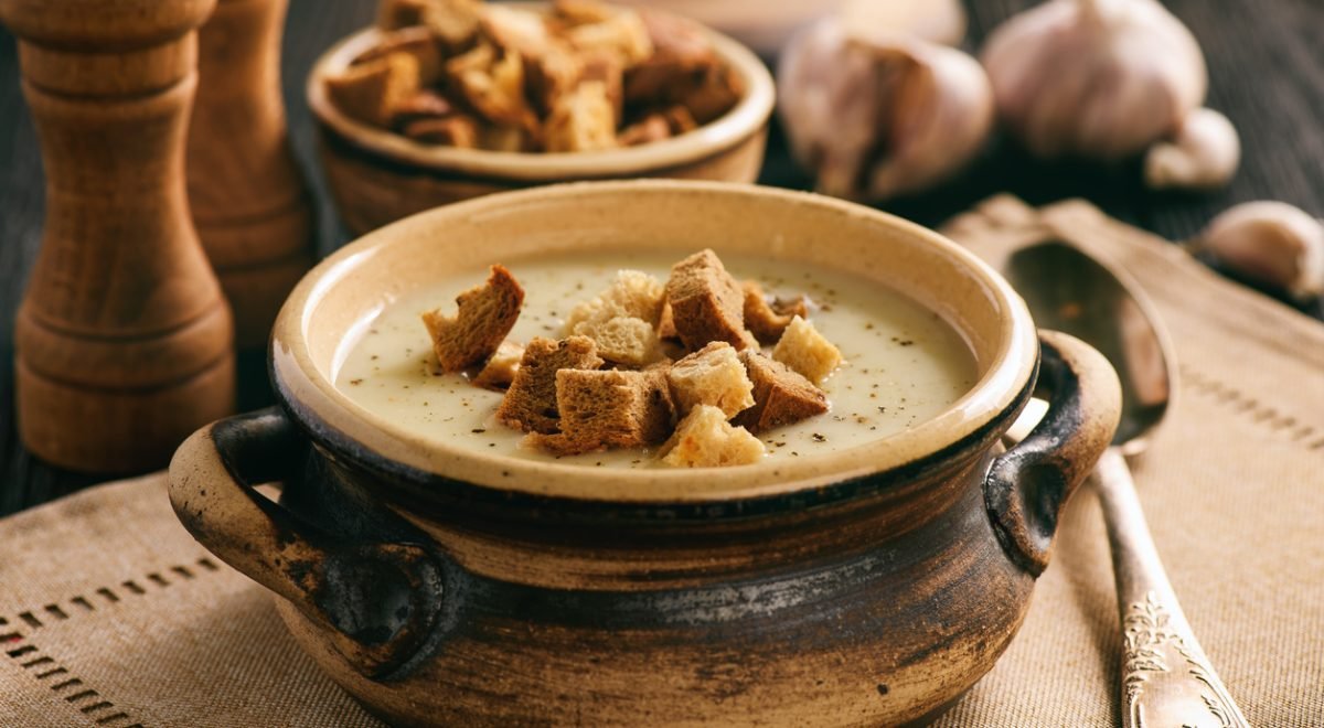 Sopa de alho - iStock - Imagem ilustra sopa de alho em tigela