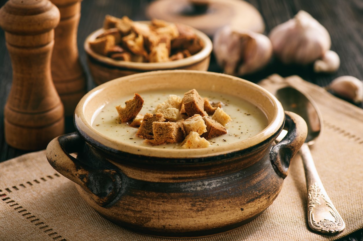Receita francesa! Jantar diferente e muito delicioso: Sopa de alho rápida e quentinha!