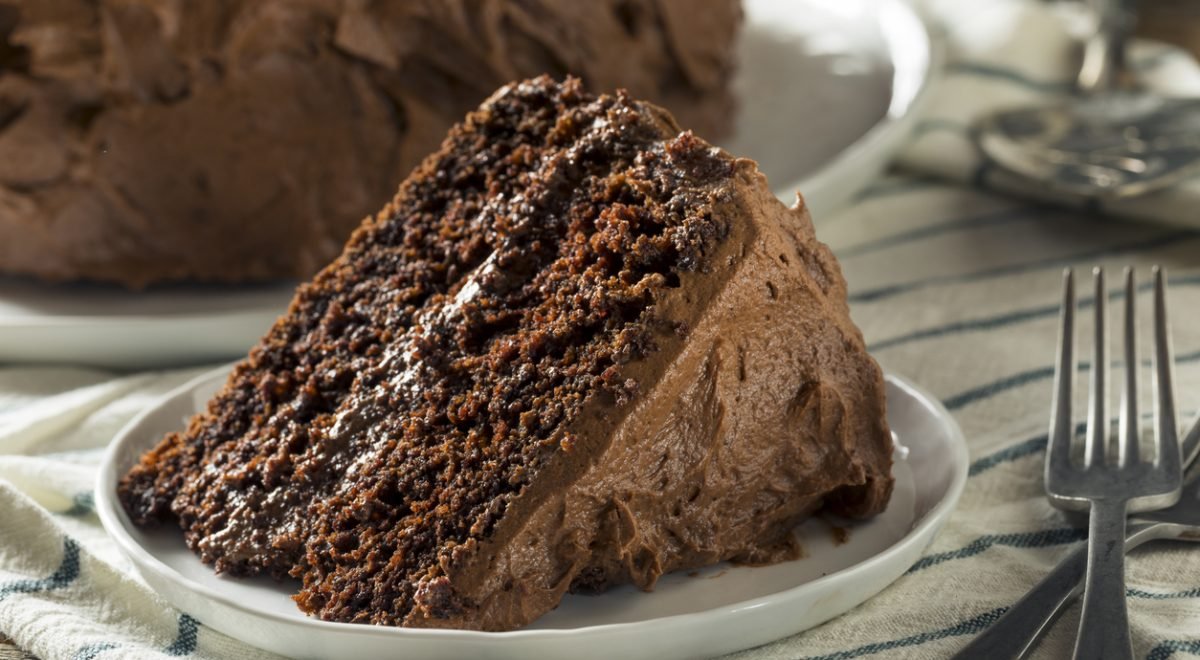 Bolo de chocolate - iStock - Imagem ilustra bolo de chocolate fatiado